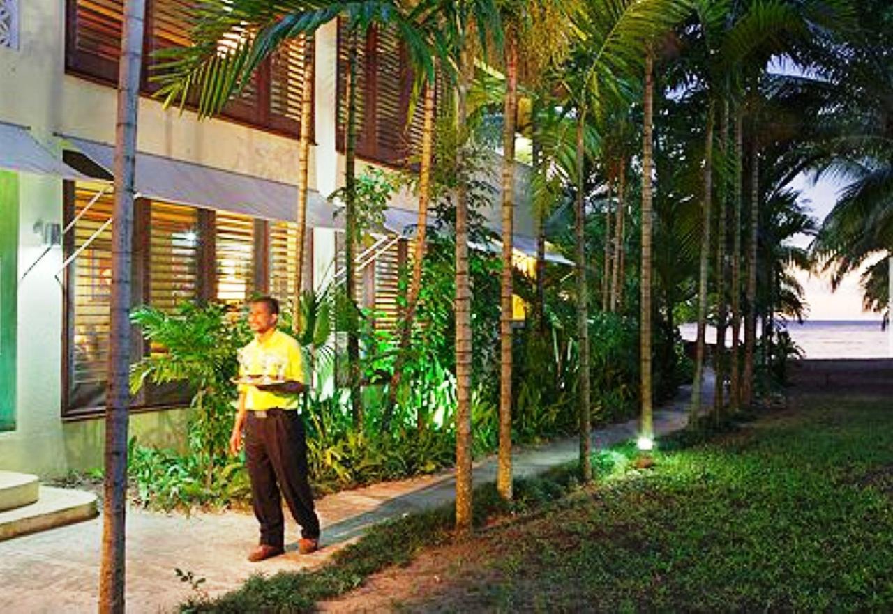 Idle Awhile Beach Hotel Негрил Екстериор снимка