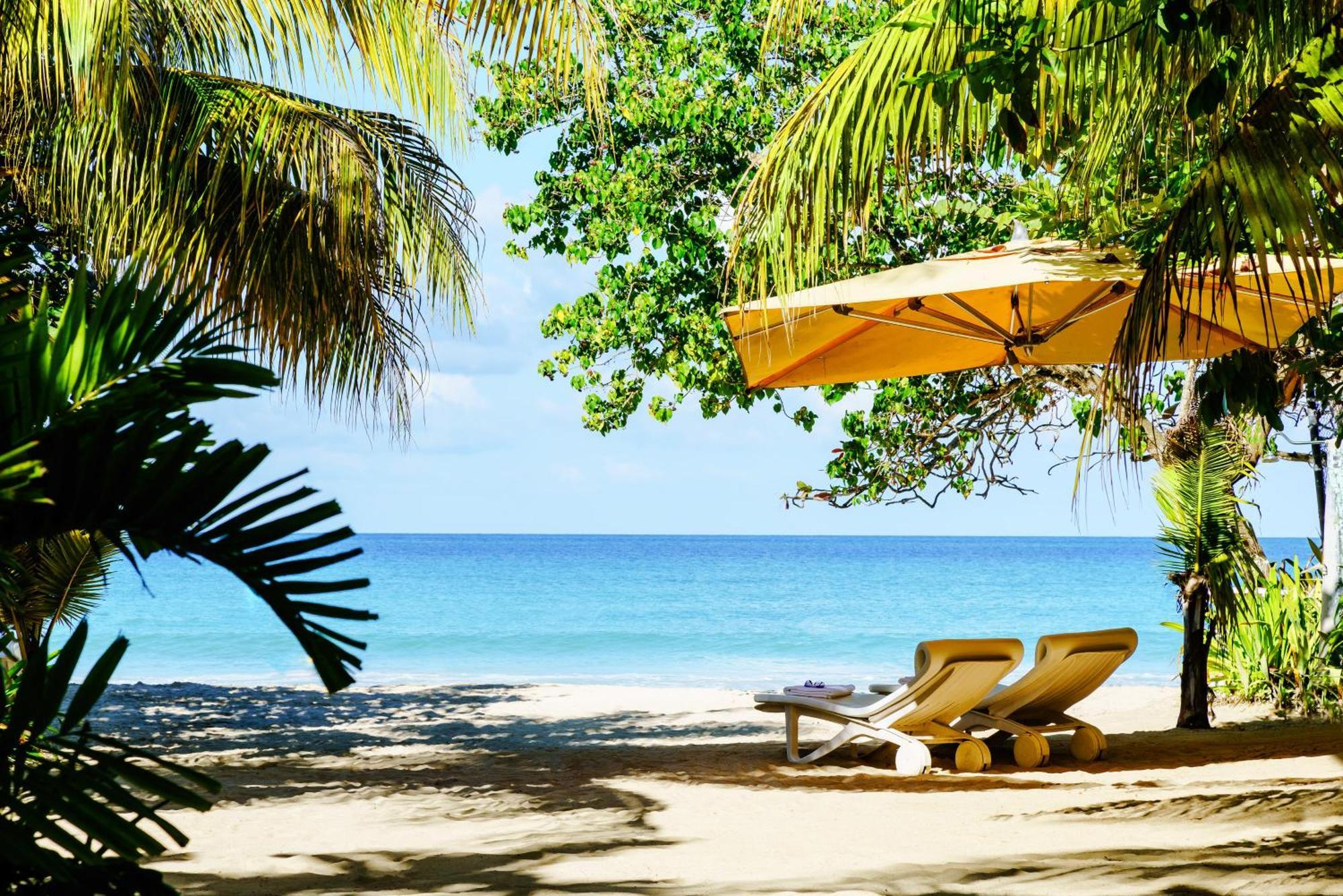 Idle Awhile Beach Hotel Негрил Екстериор снимка