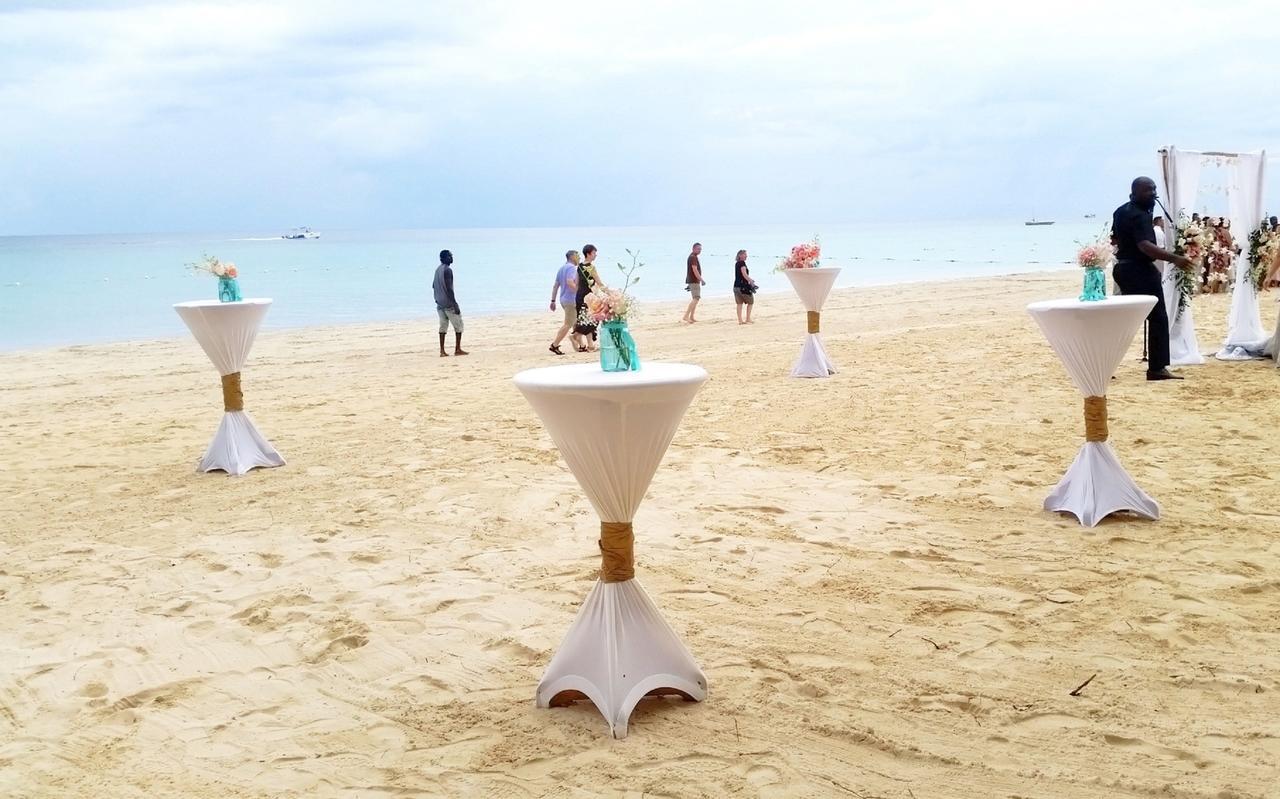 Idle Awhile Beach Hotel Негрил Екстериор снимка
