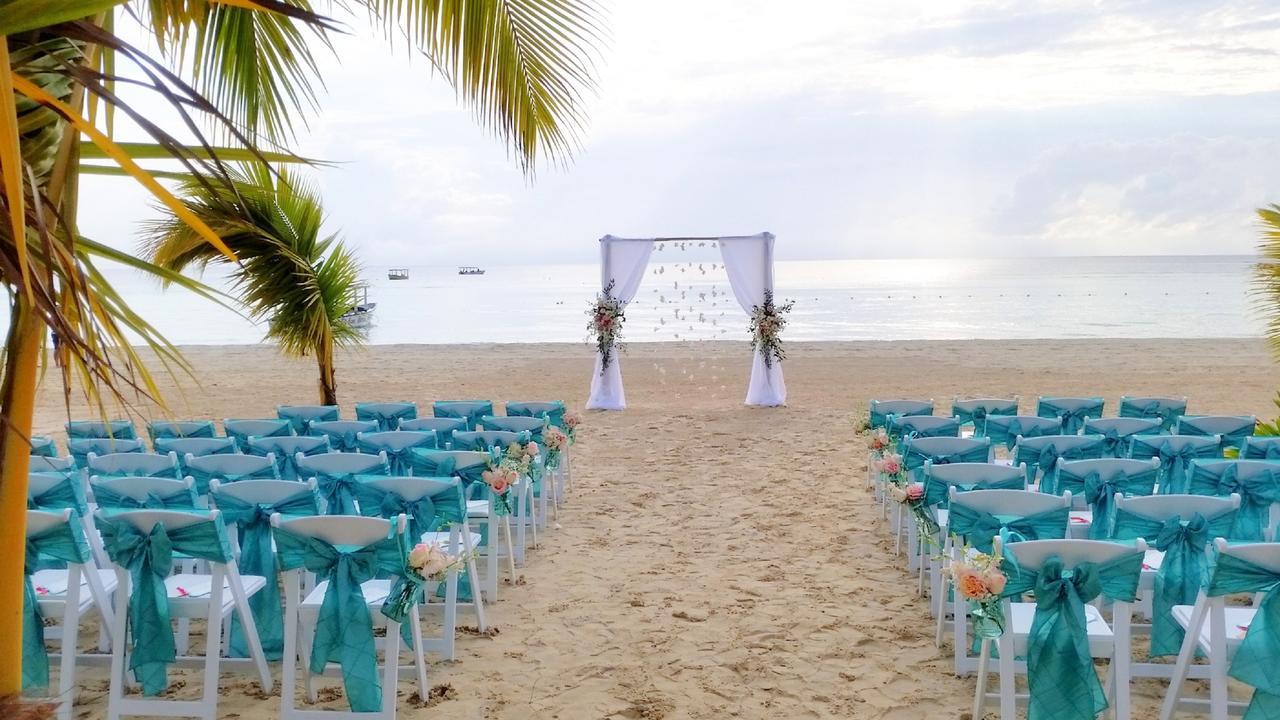Idle Awhile Beach Hotel Негрил Екстериор снимка