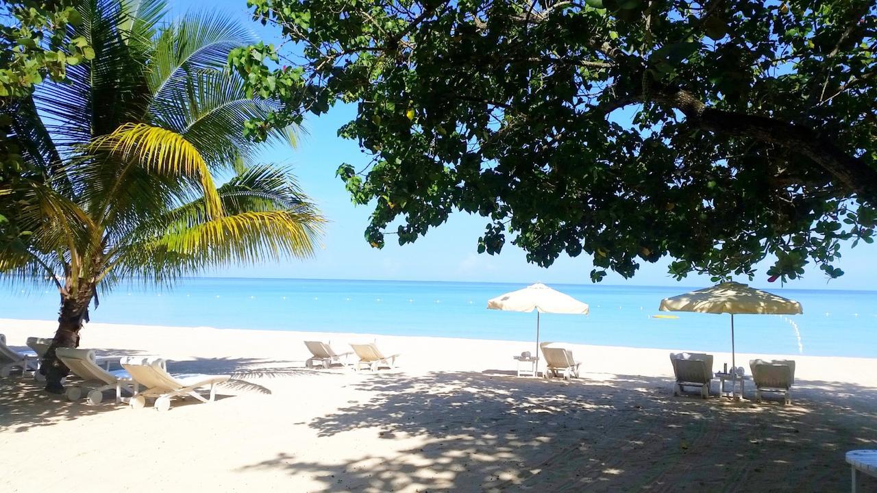 Idle Awhile Beach Hotel Негрил Екстериор снимка